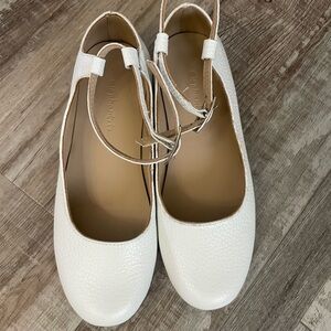 Elephantito White Leather Celina Mary Janes. Kids 1.5. Good UC.